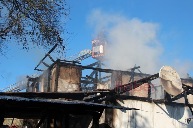 İki katlı ev tamamen yandı