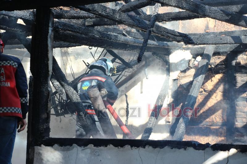 İki katlı ev tamamen yandı