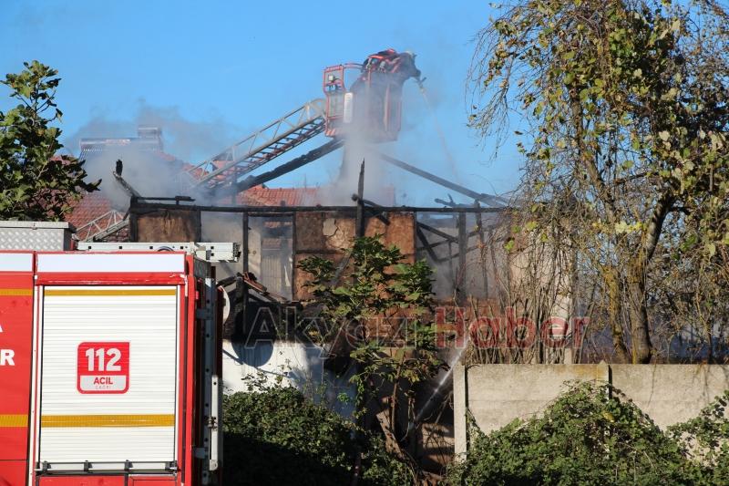 İki katlı ev tamamen yandı