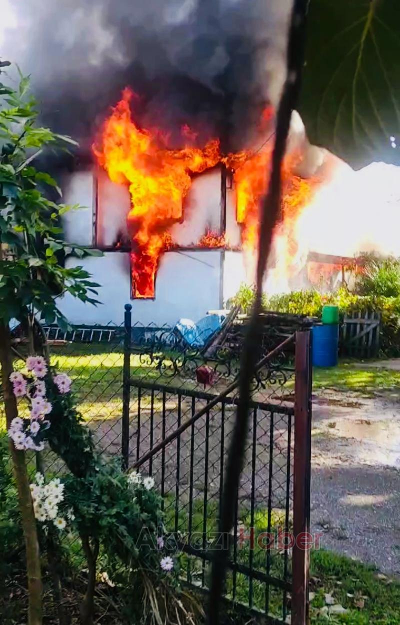 İki katlı ev tamamen yandı