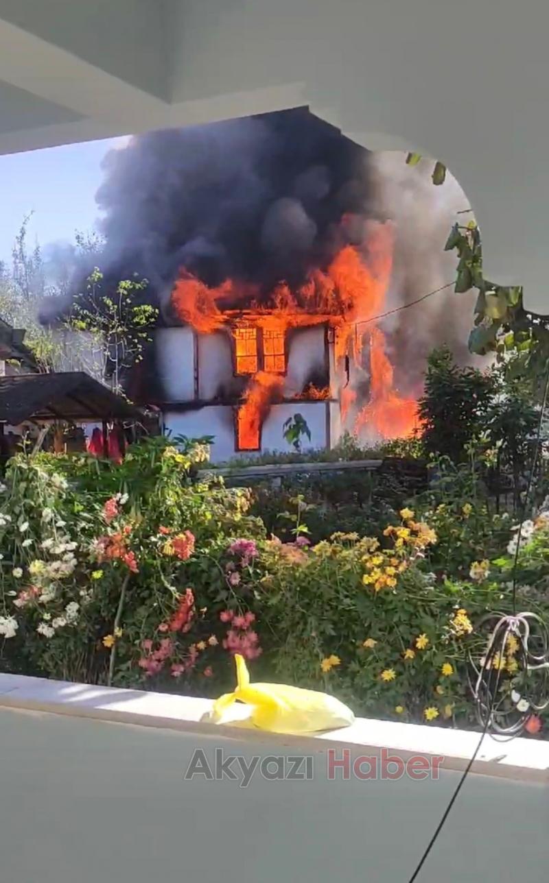 İki katlı ev tamamen yandı