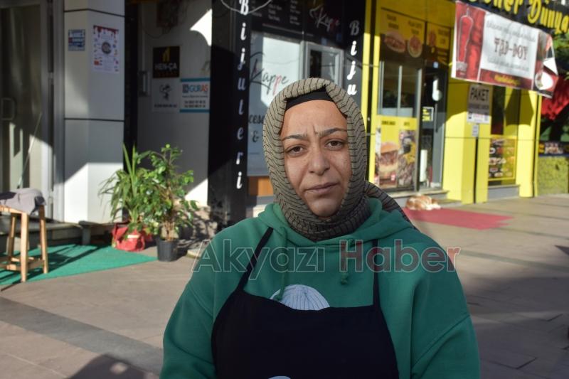 Dükkanını açarken sokak köpeklerinin saldırısına uğradı