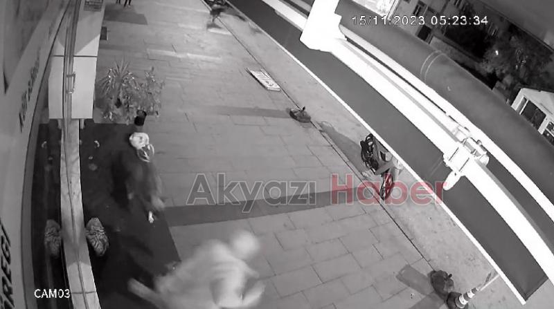 Dükkanını açarken sokak köpeklerinin saldırısına uğradı