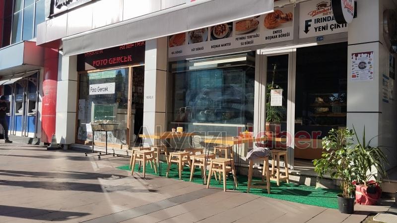 Dükkanını açarken sokak köpeklerinin saldırısına uğradı