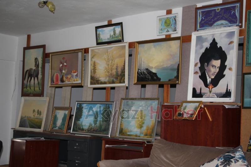 Tatar ressam, sanatını Akyazı'da sürdürüyor