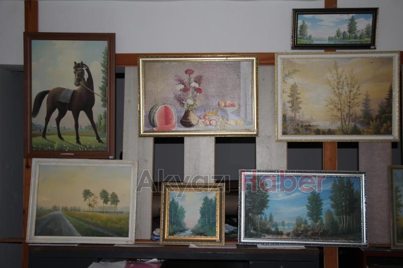 Tatar ressam, sanatını Akyazı'da sürdürüyor