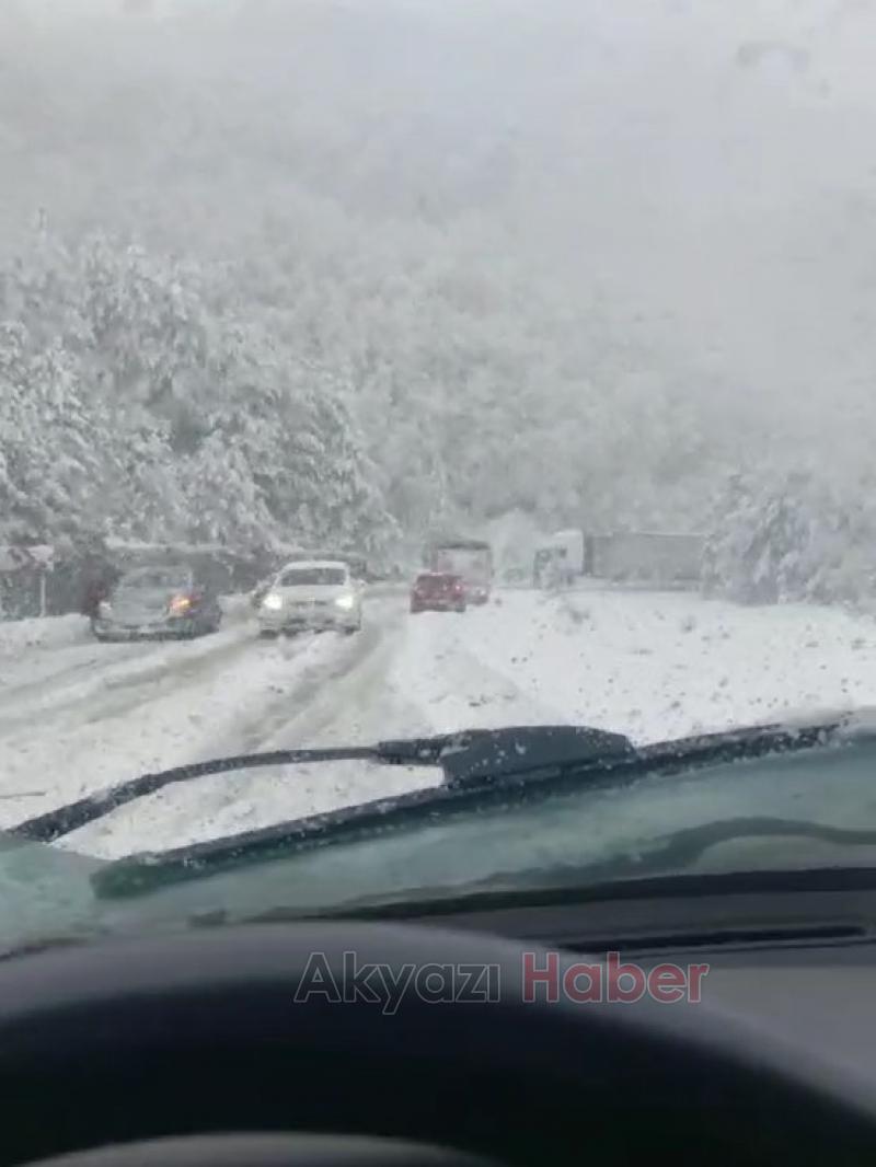 Yoğun kar yağışı nedeniyle araçlar mahsur kaldı