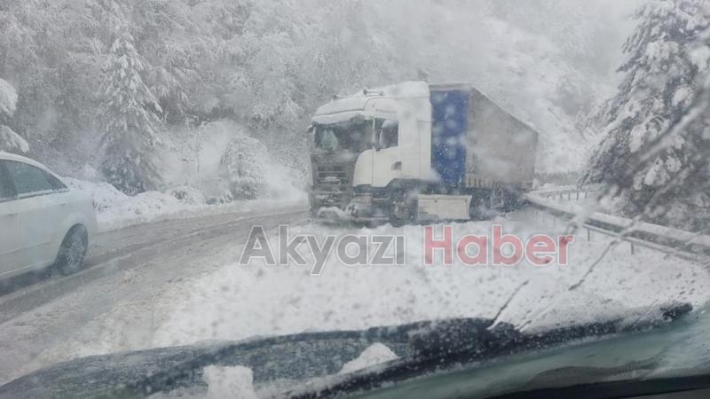 Yoğun kar yağışı nedeniyle araçlar mahsur kaldı