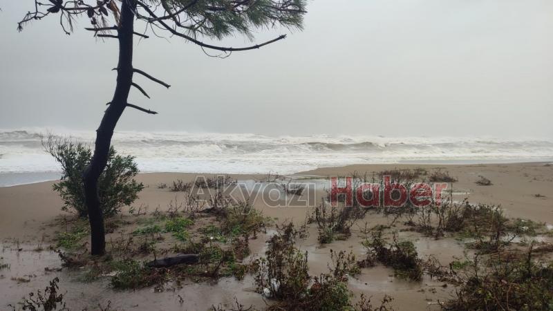 Şiddetli fırtına Karasu sahilini yıktı geçti