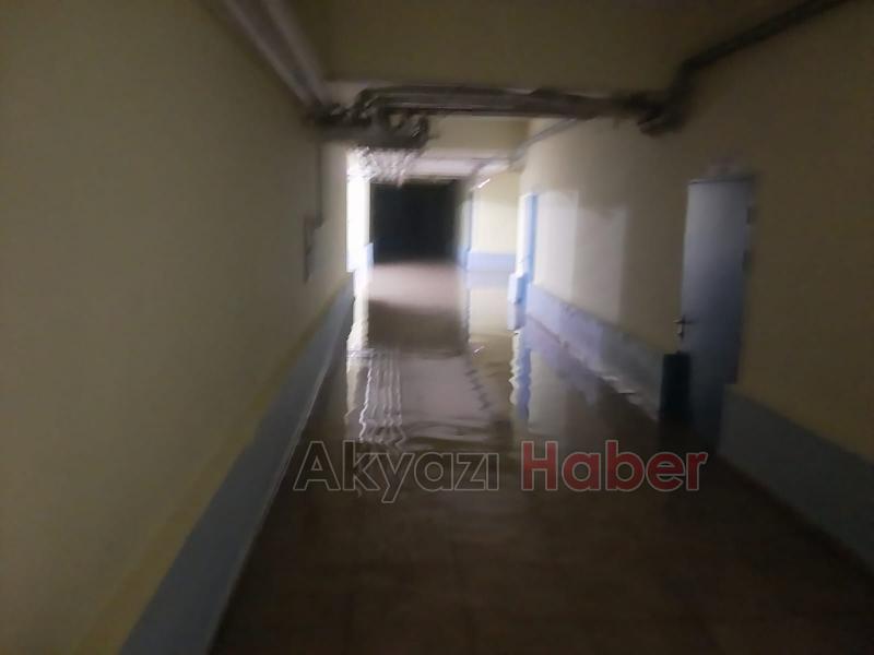 Cumhuriyet Ortaokulu sular altında kaldı