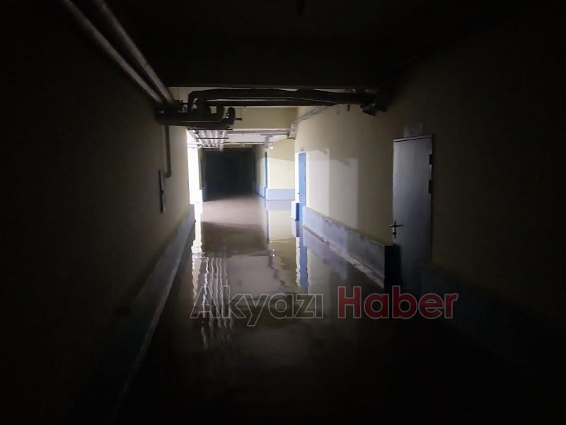 Cumhuriyet Ortaokulu sular altında kaldı