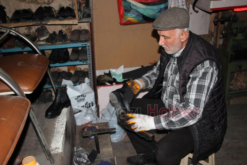 Alaattin Usta minyatür ayakkabılarıyla rekorlar kitabına girmek istiyor