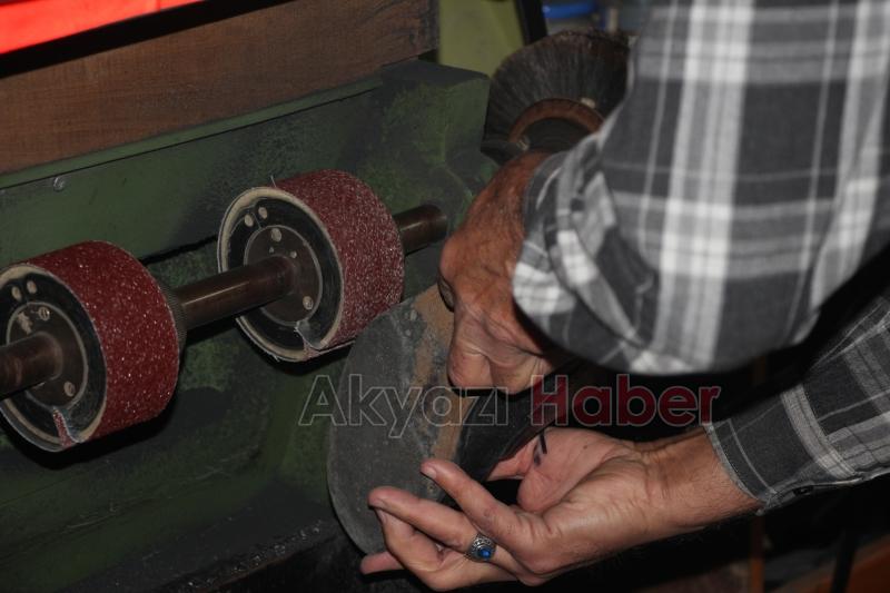 Alaattin Usta minyatür ayakkabılarıyla rekorlar kitabına girmek istiyor