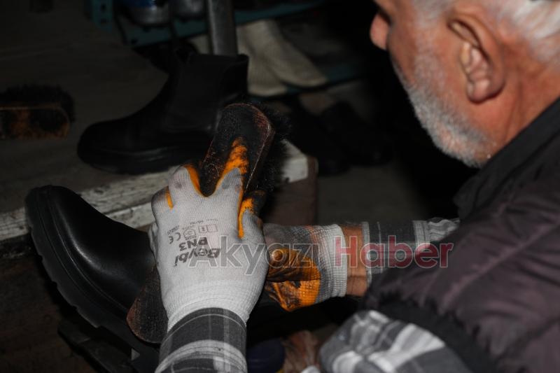 Alaattin Usta minyatür ayakkabılarıyla rekorlar kitabına girmek istiyor