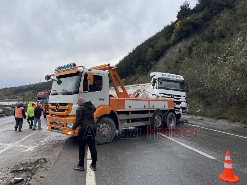 Makaslayan tır karayolunu kapadı