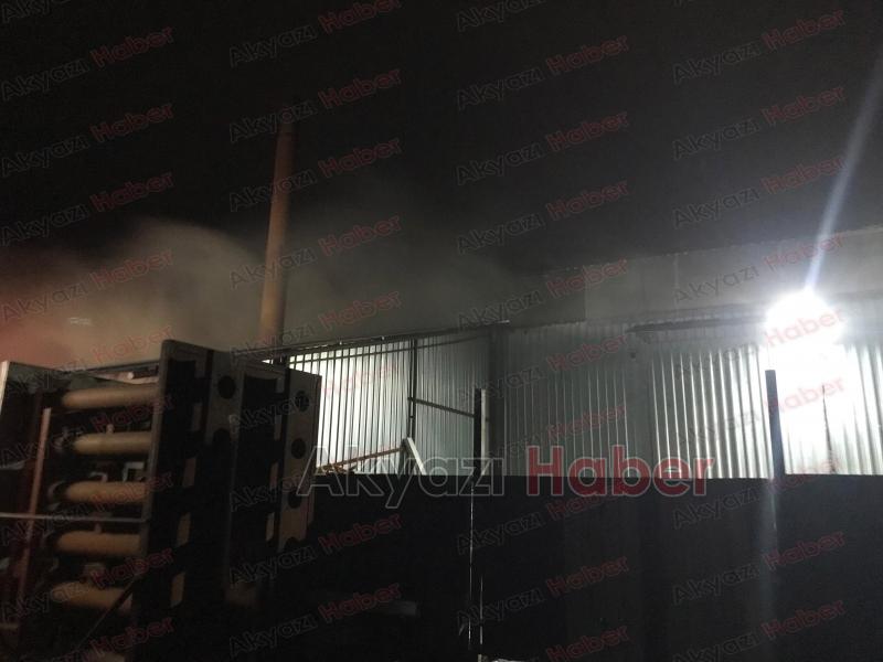 Akyazıda mangal kömürü üretim tesisinde yangın çıktı