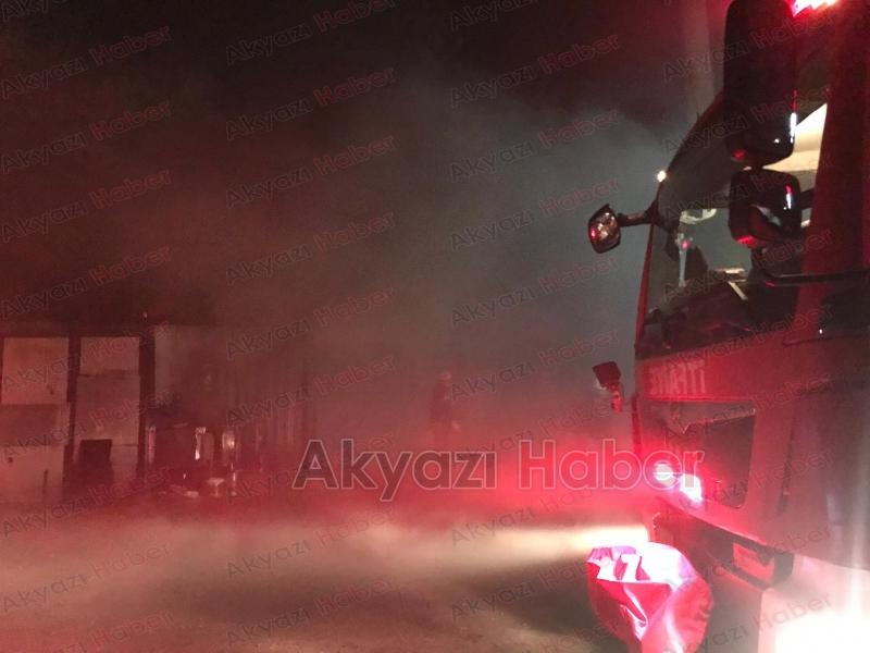 Akyazıda mangal kömürü üretim tesisinde yangın çıktı