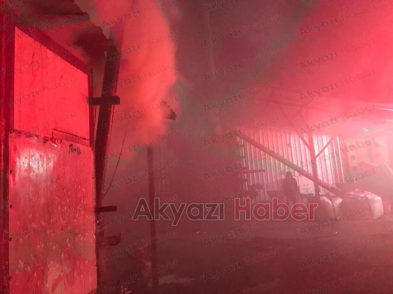 Akyazıda mangal kömürü üretim tesisinde yangın çıktı