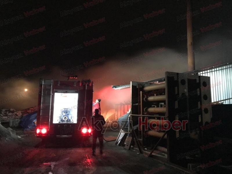 Akyazıda mangal kömürü üretim tesisinde yangın çıktı