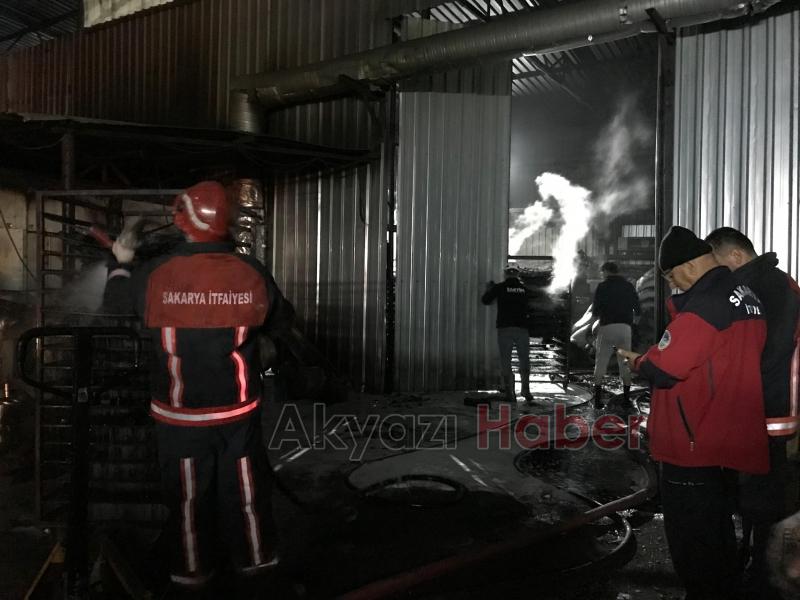 Akyazıda mangal kömürü üretim tesisinde yangın çıktı