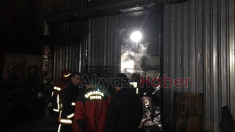 Akyazıda mangal kömürü üretim tesisinde yangın çıktı