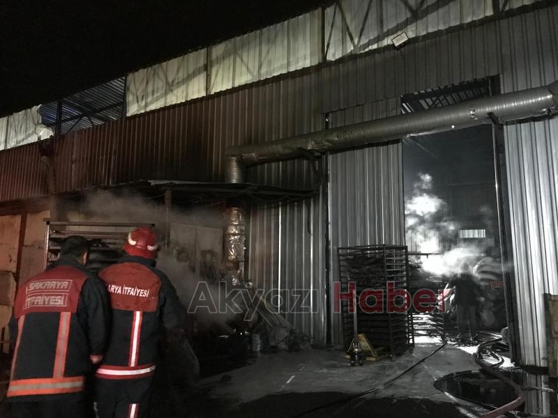Akyazıda mangal kömürü üretim tesisinde yangın çıktı