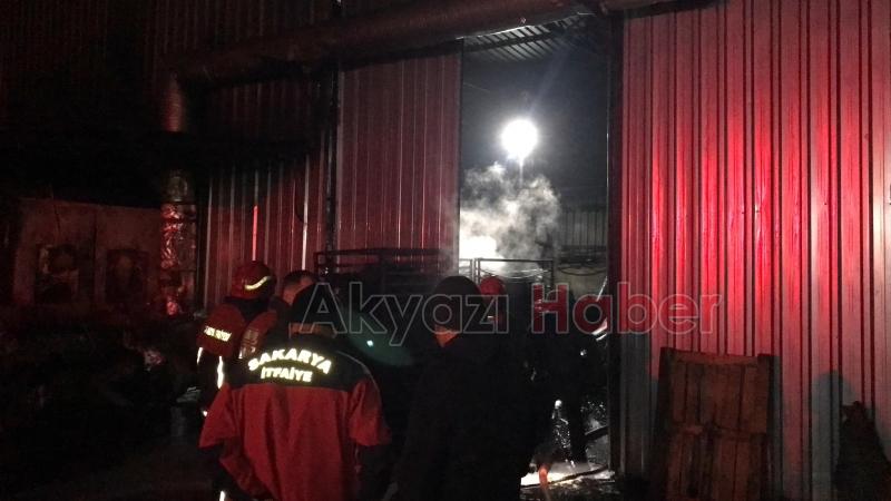 Akyazıda mangal kömürü üretim tesisinde yangın çıktı