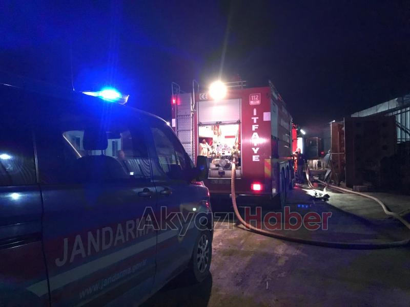 Akyazıda mangal kömürü üretim tesisinde yangın çıktı