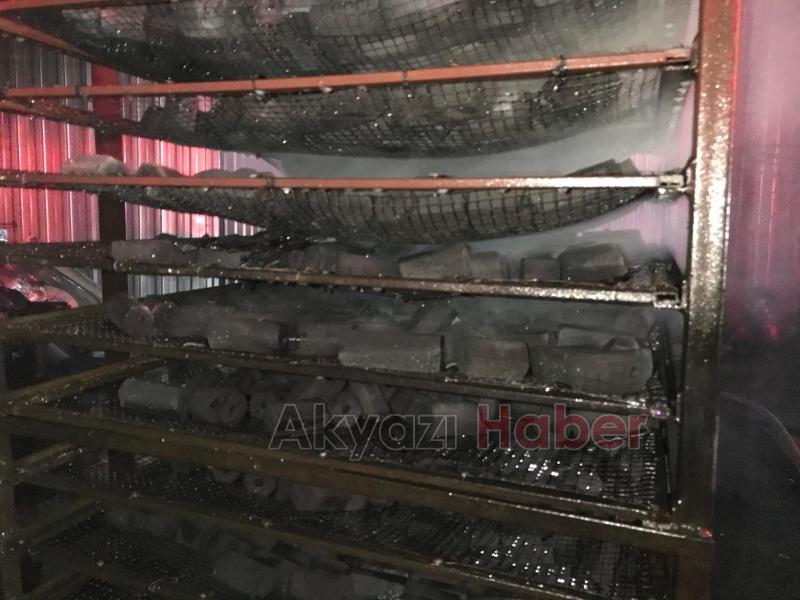 Akyazıda mangal kömürü üretim tesisinde yangın çıktı