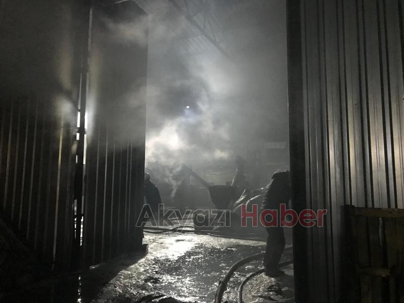 Akyazıda mangal kömürü üretim tesisinde yangın çıktı