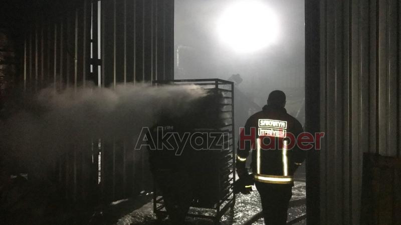 Akyazıda mangal kömürü üretim tesisinde yangın çıktı