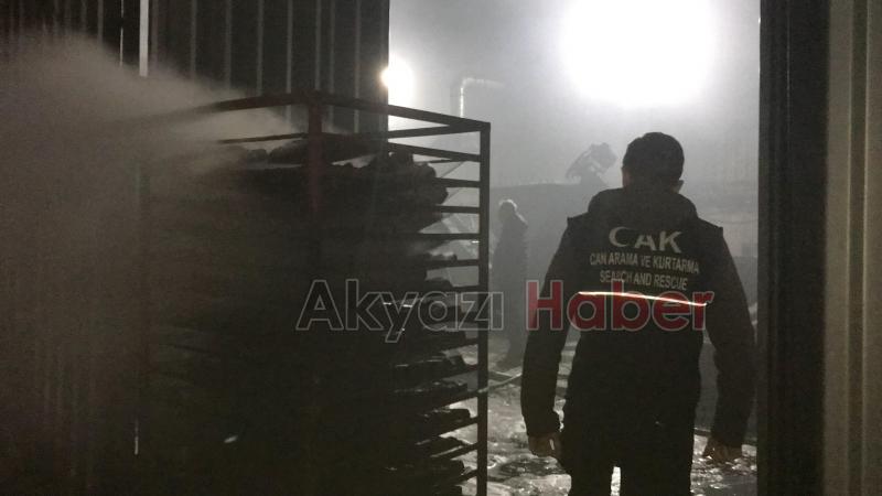 Akyazıda mangal kömürü üretim tesisinde yangın çıktı