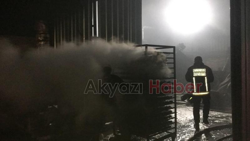 Akyazıda mangal kömürü üretim tesisinde yangın çıktı