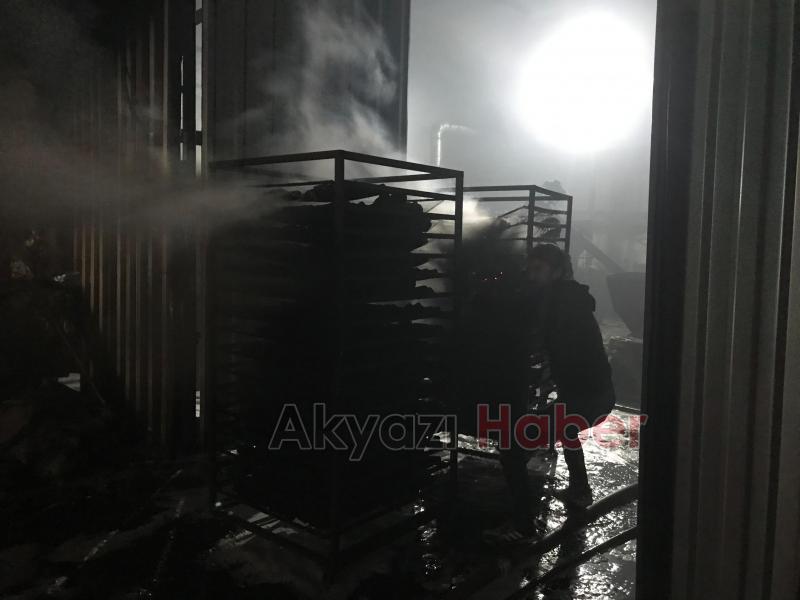 Akyazıda mangal kömürü üretim tesisinde yangın çıktı