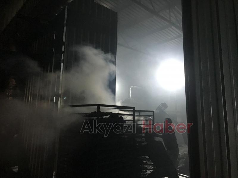 Akyazıda mangal kömürü üretim tesisinde yangın çıktı
