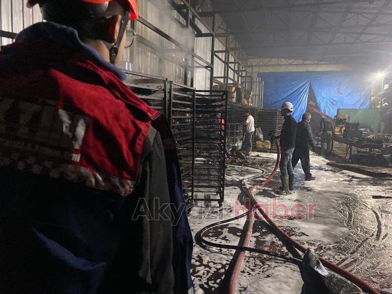 Akyazıda mangal kömürü üretim tesisinde yangın çıktı