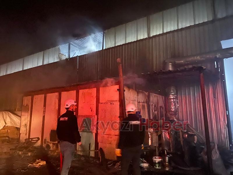 Akyazıda mangal kömürü üretim tesisinde yangın çıktı