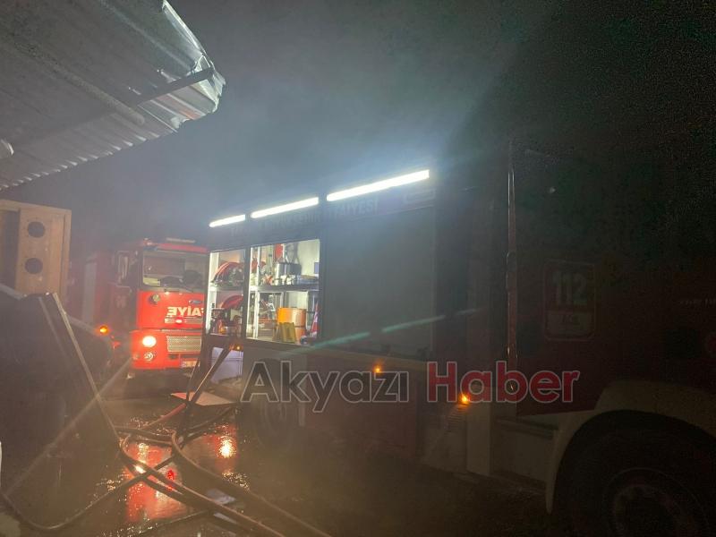 Akyazıda mangal kömürü üretim tesisinde yangın çıktı