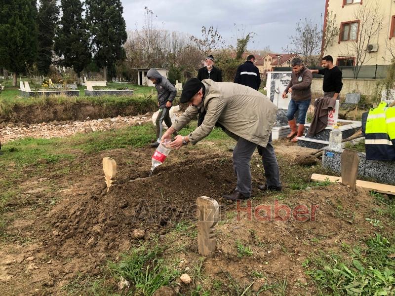 Kimsesizler mezarlığına defnedilmesi son anda önlendi