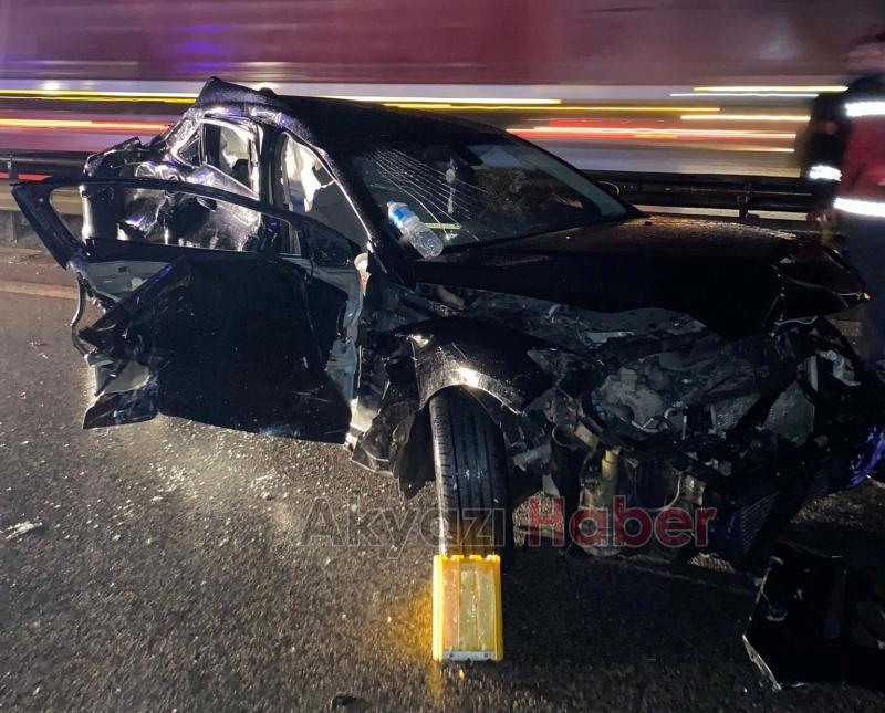 Kağıt gibi ezilerek hurdaya dönen otomobilde 3 kişi yaralandı