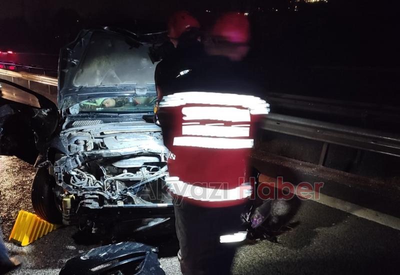 Kağıt gibi ezilerek hurdaya dönen otomobilde 3 kişi yaralandı