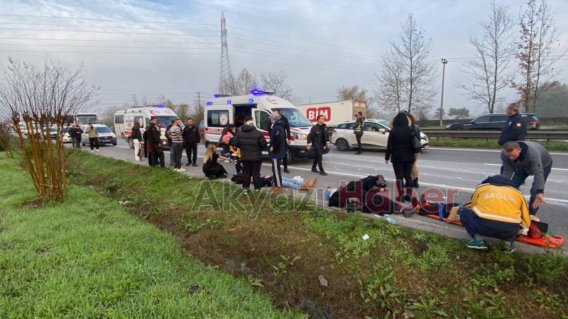 Sakarya'ya gelen minibüs kaza yaptı: 17 yaralı