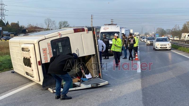 Sakarya'ya gelen minibüs kaza yaptı: 17 yaralı