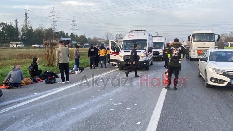 Sakarya'ya gelen minibüs kaza yaptı: 17 yaralı