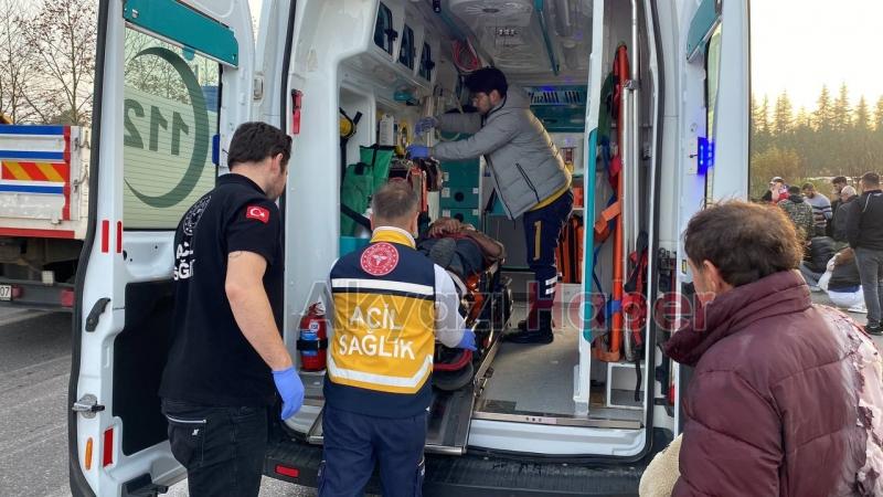 Sakarya'ya gelen minibüs kaza yaptı: 17 yaralı