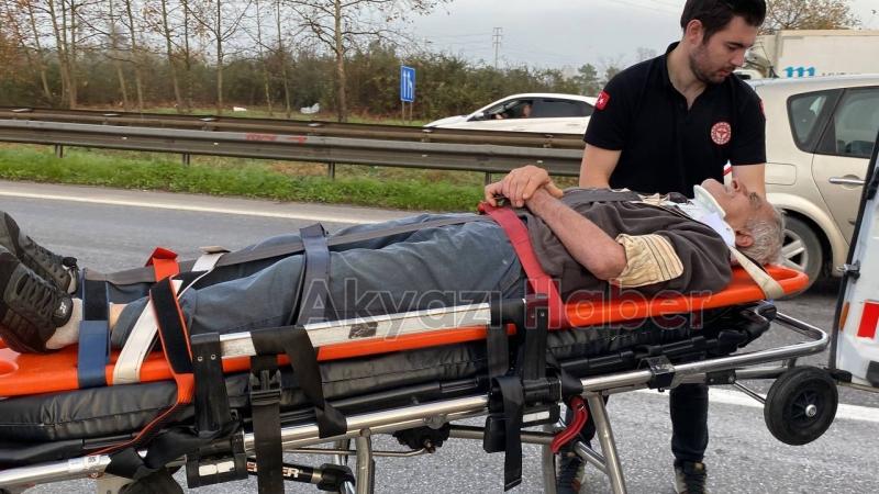 Sakarya'ya gelen minibüs kaza yaptı: 17 yaralı