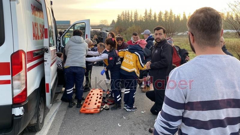 Sakarya'ya gelen minibüs kaza yaptı: 17 yaralı