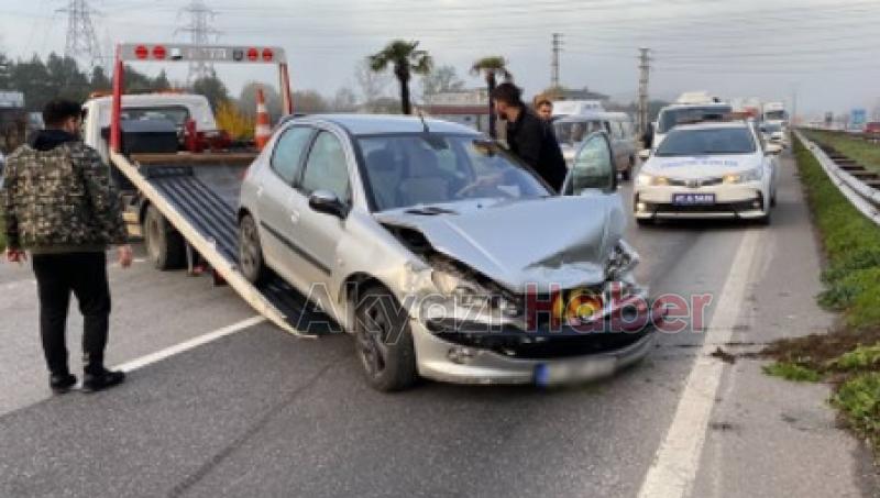Sakarya'ya gelen minibüs kaza yaptı: 17 yaralı