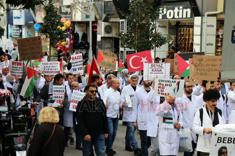 Doktorlar sessiz yürüyüş ile İsrail’i kınadı