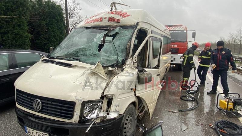 D-100'de feci kaza: Adapazarı minibüsü kamyona çarptı